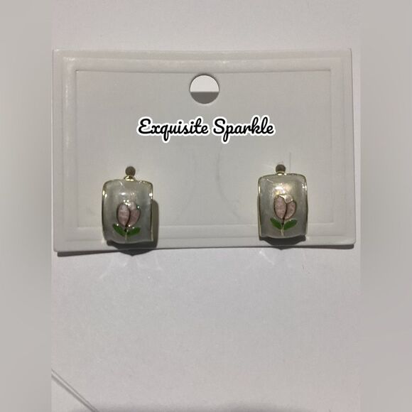 🌷Elegant GoldTone White Ivory Swirl Tulip Painted Earrings - Picture 6 of 16